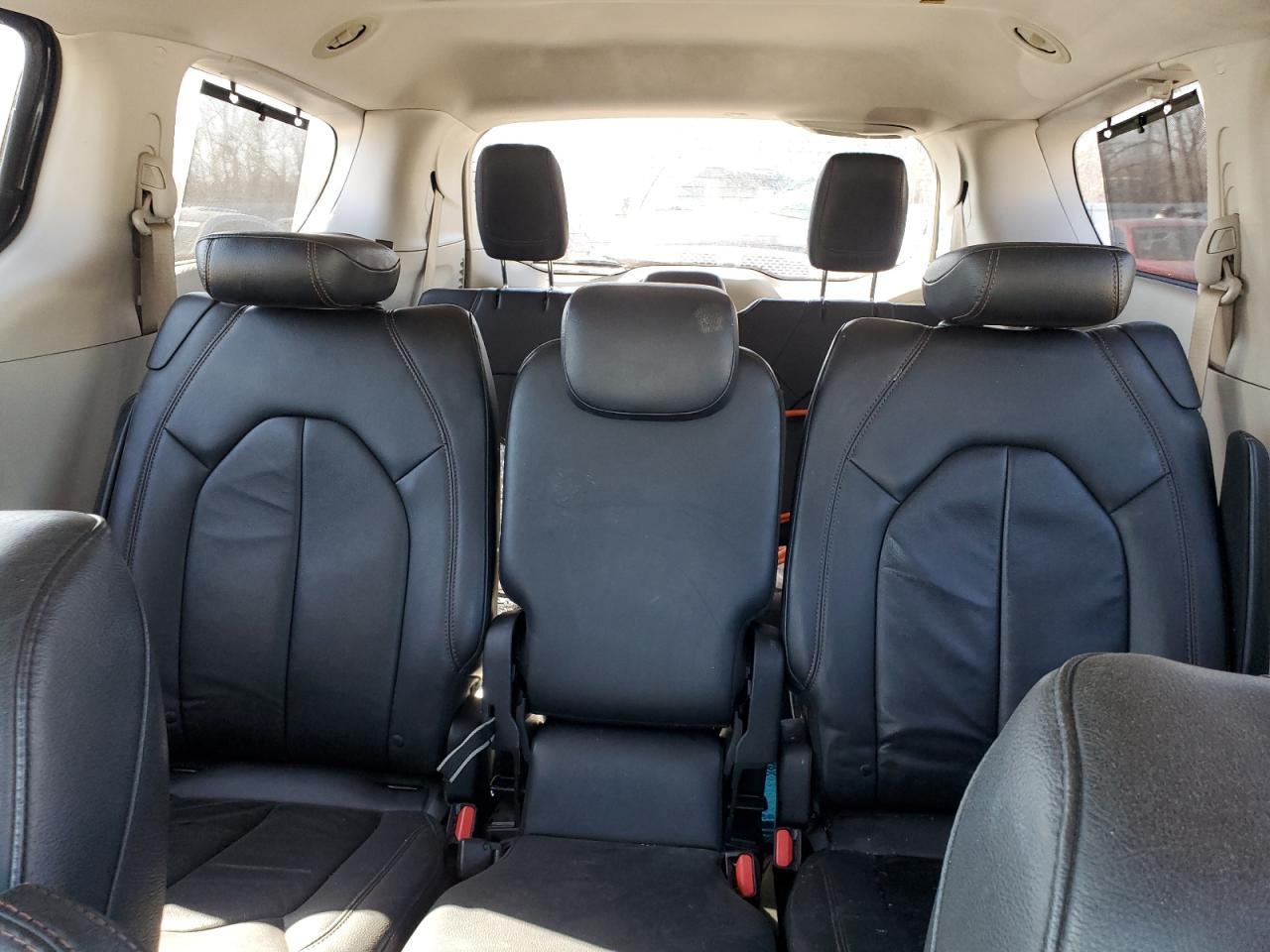 2017 Chrysler Pacifica - Image 10