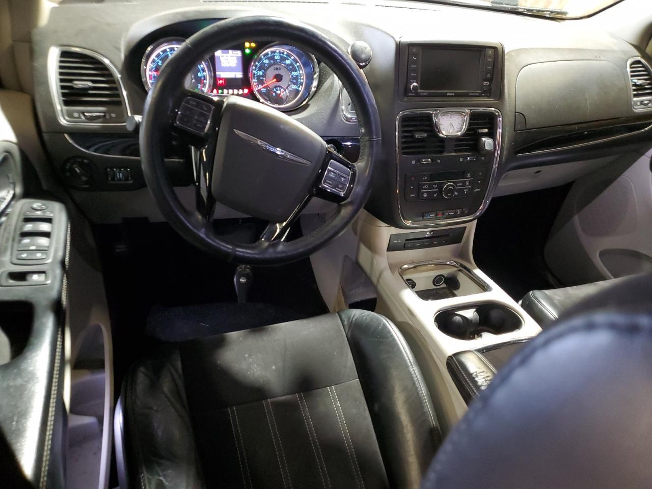 2014 Chrysler Town & Country - Image 8