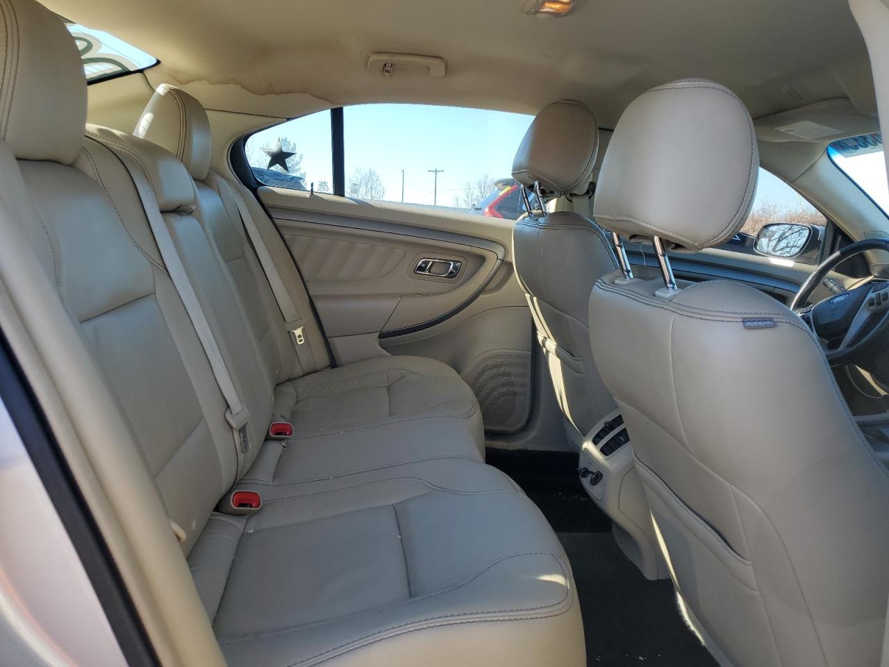 2015 Ford Taurus - Image 10