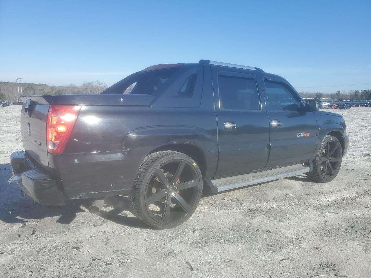 2005 Cadillac Escalade - Image 3