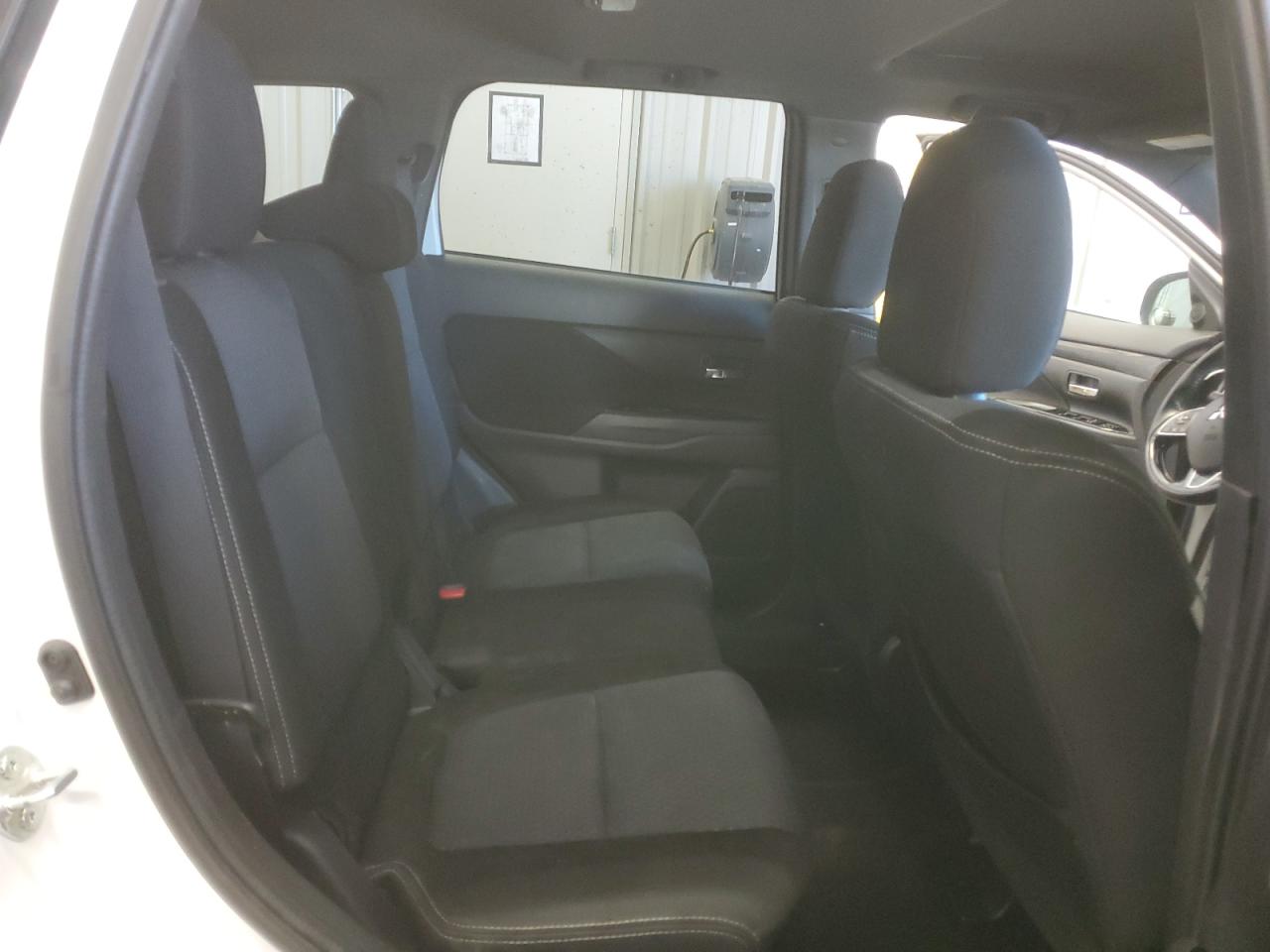 2018 Mitsubishi Outlander - Image 11