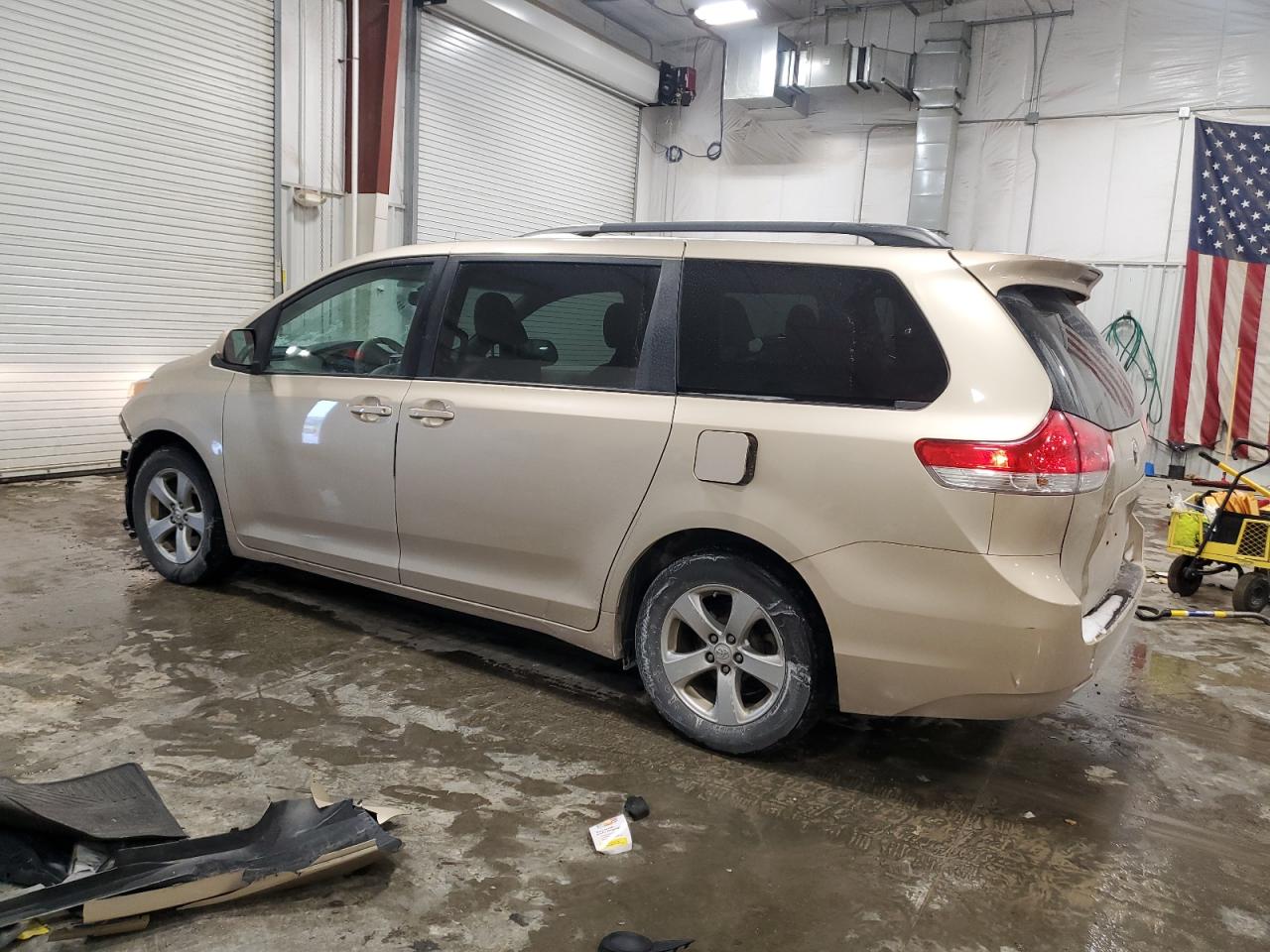 2014 Toyota Sienna - Image 2