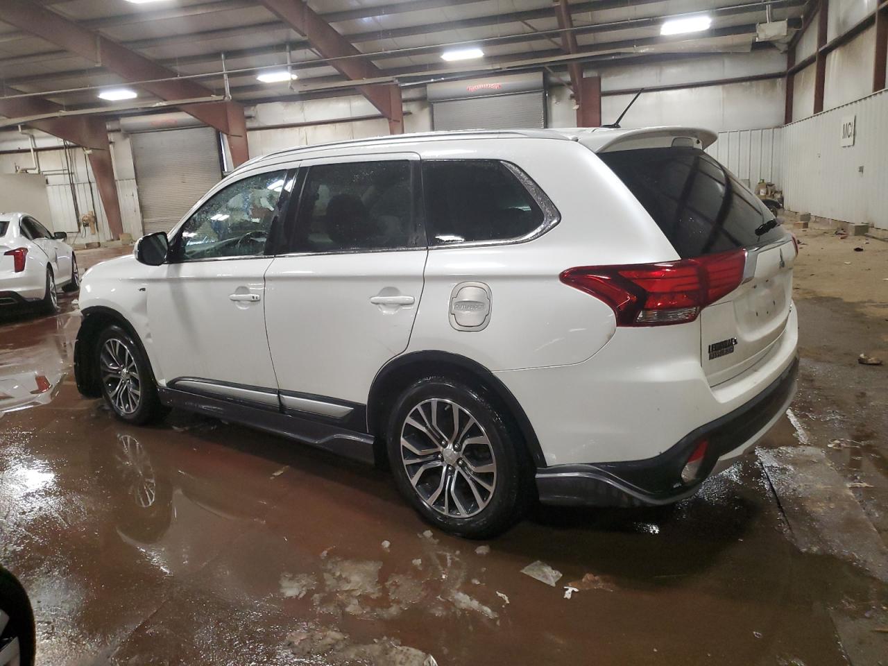 2016 Mitsubishi Outlander - Image 2