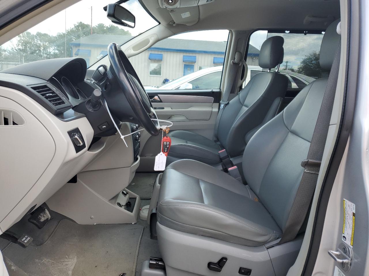 2011 Volkswagen Routan - Image 7