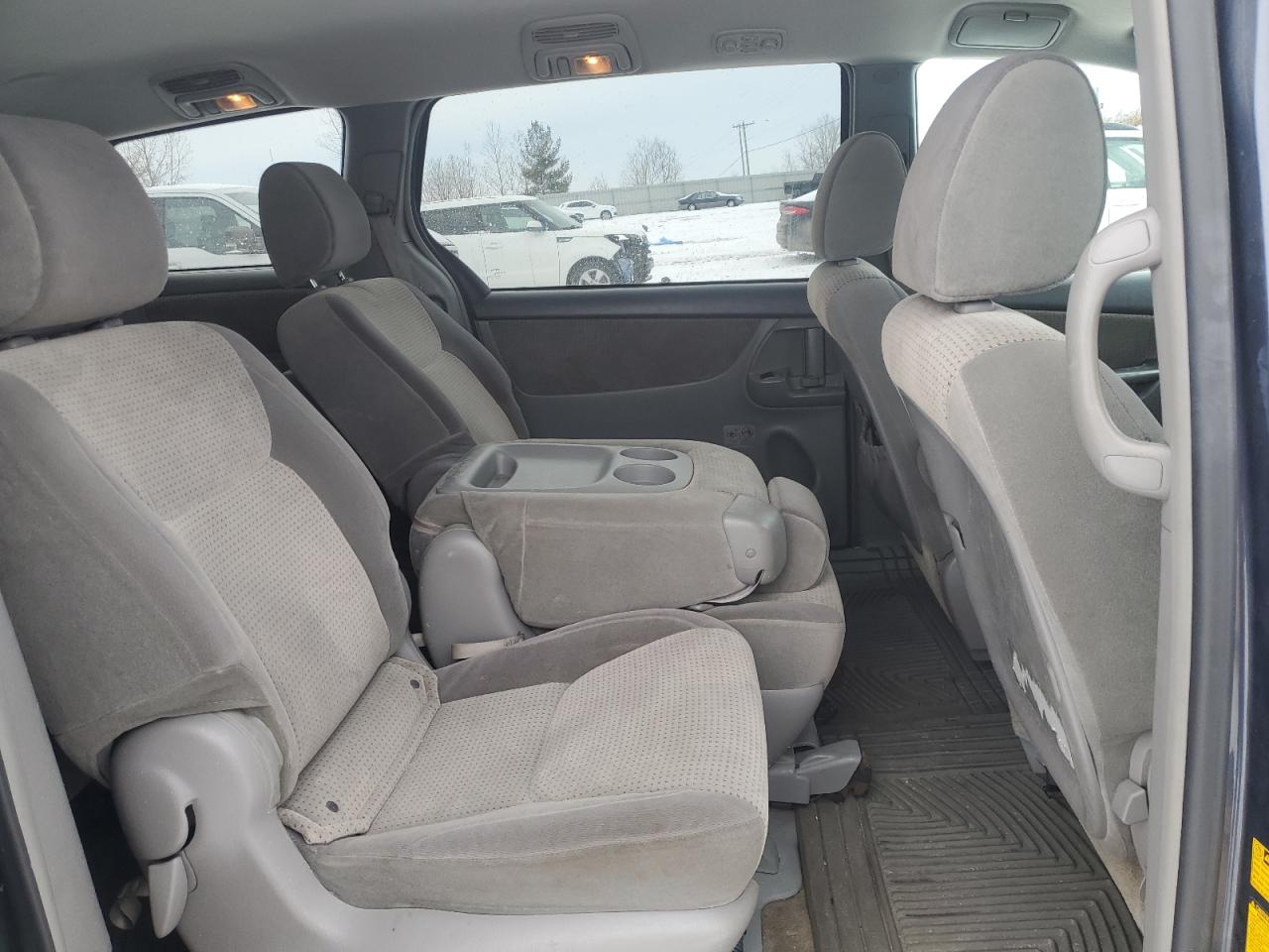 2010 Toyota Sienna - Image 11