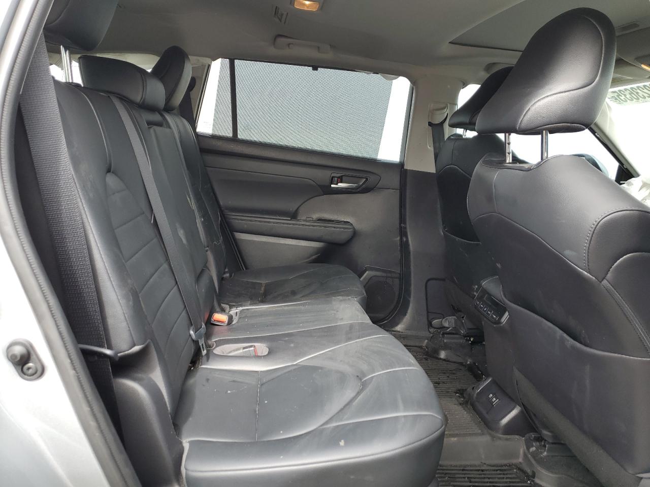 2021 Toyota Highlander - Image 12