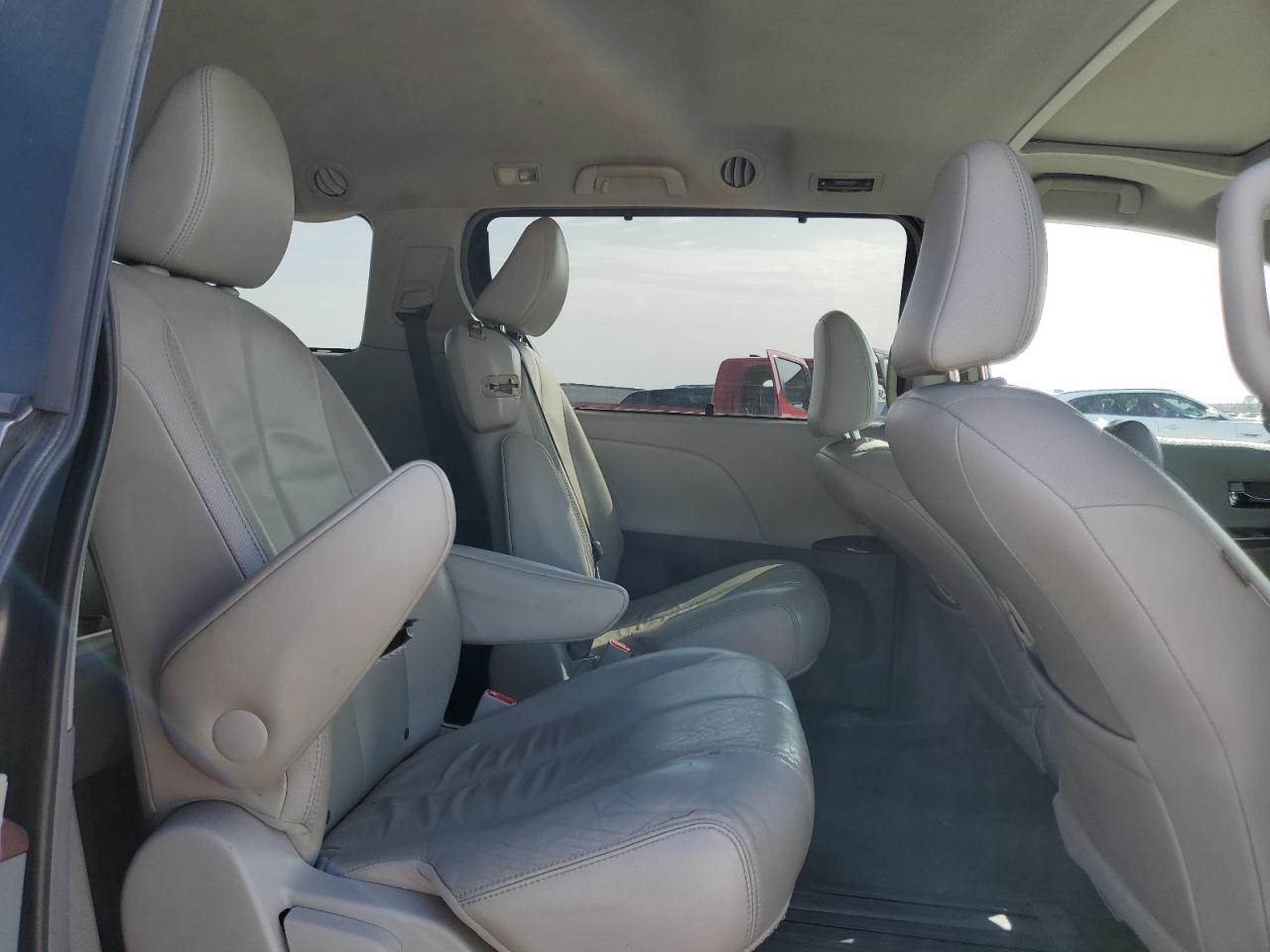 2012 Toyota Sienna - Image 11