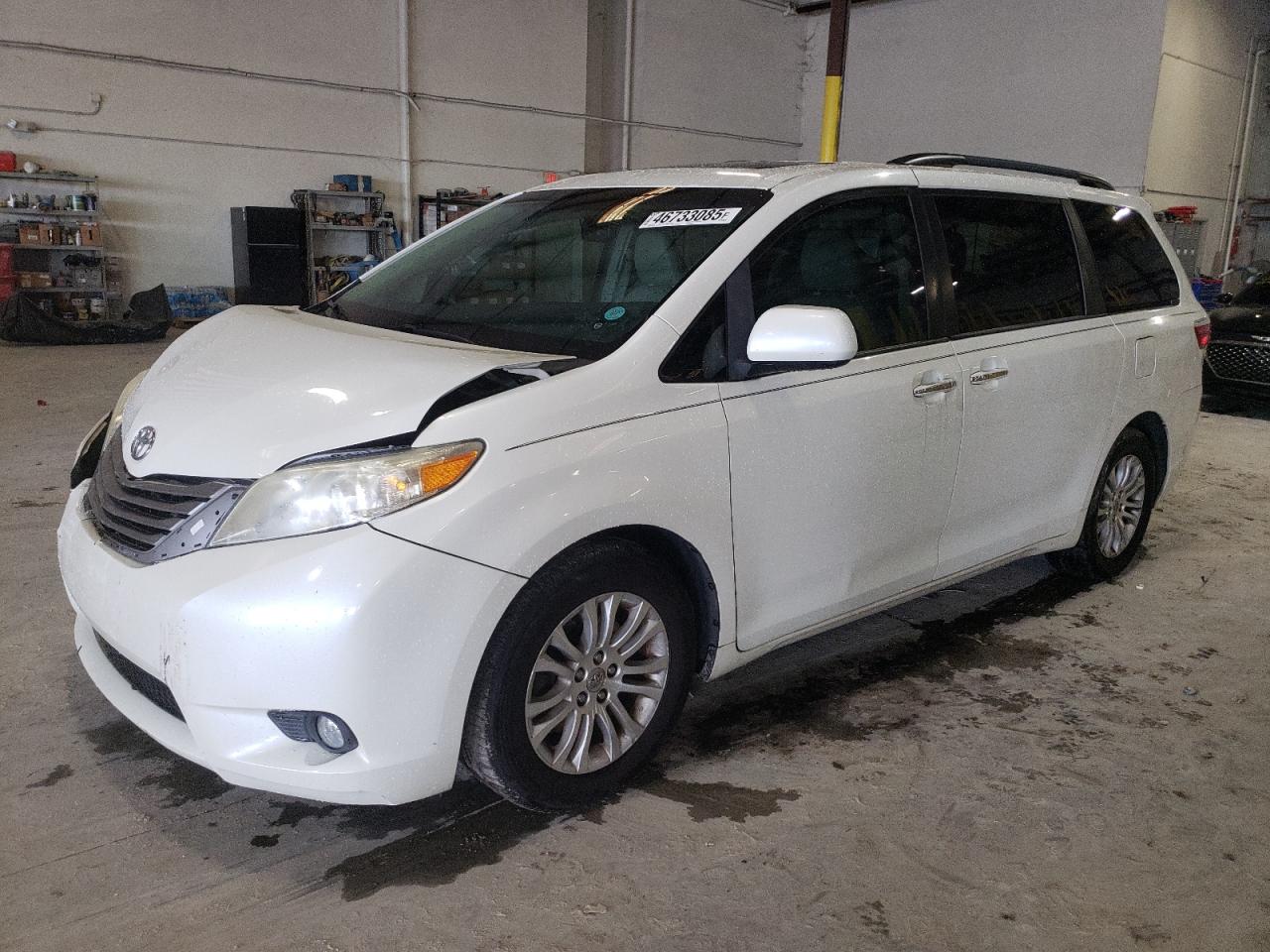 2015 Toyota Sienna - Image 1