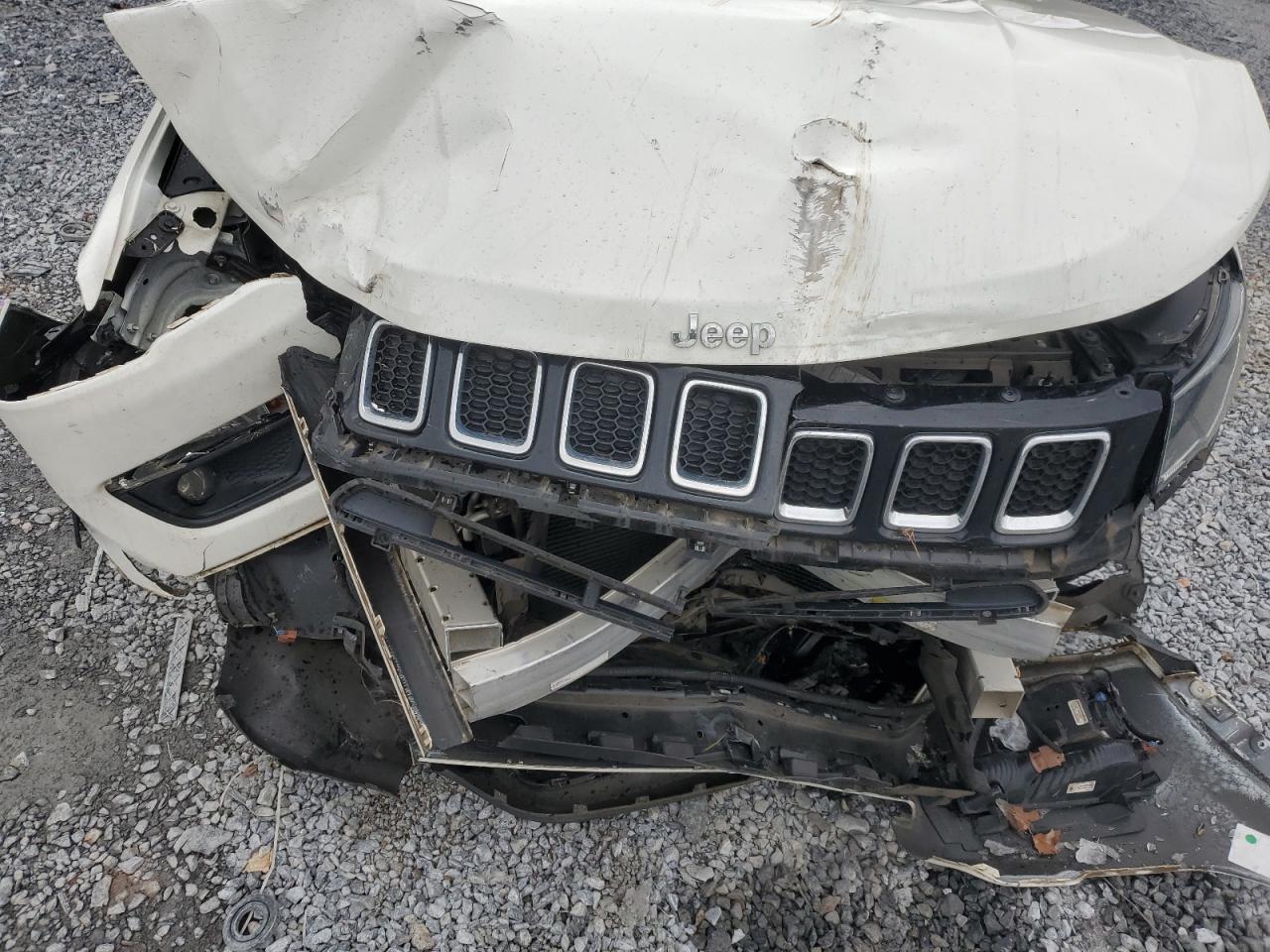 2018 Jeep Compass - Image 12