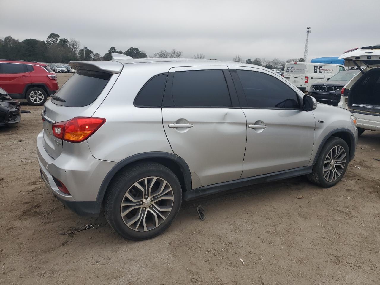 2018 Mitsubishi Outlander - Image 3