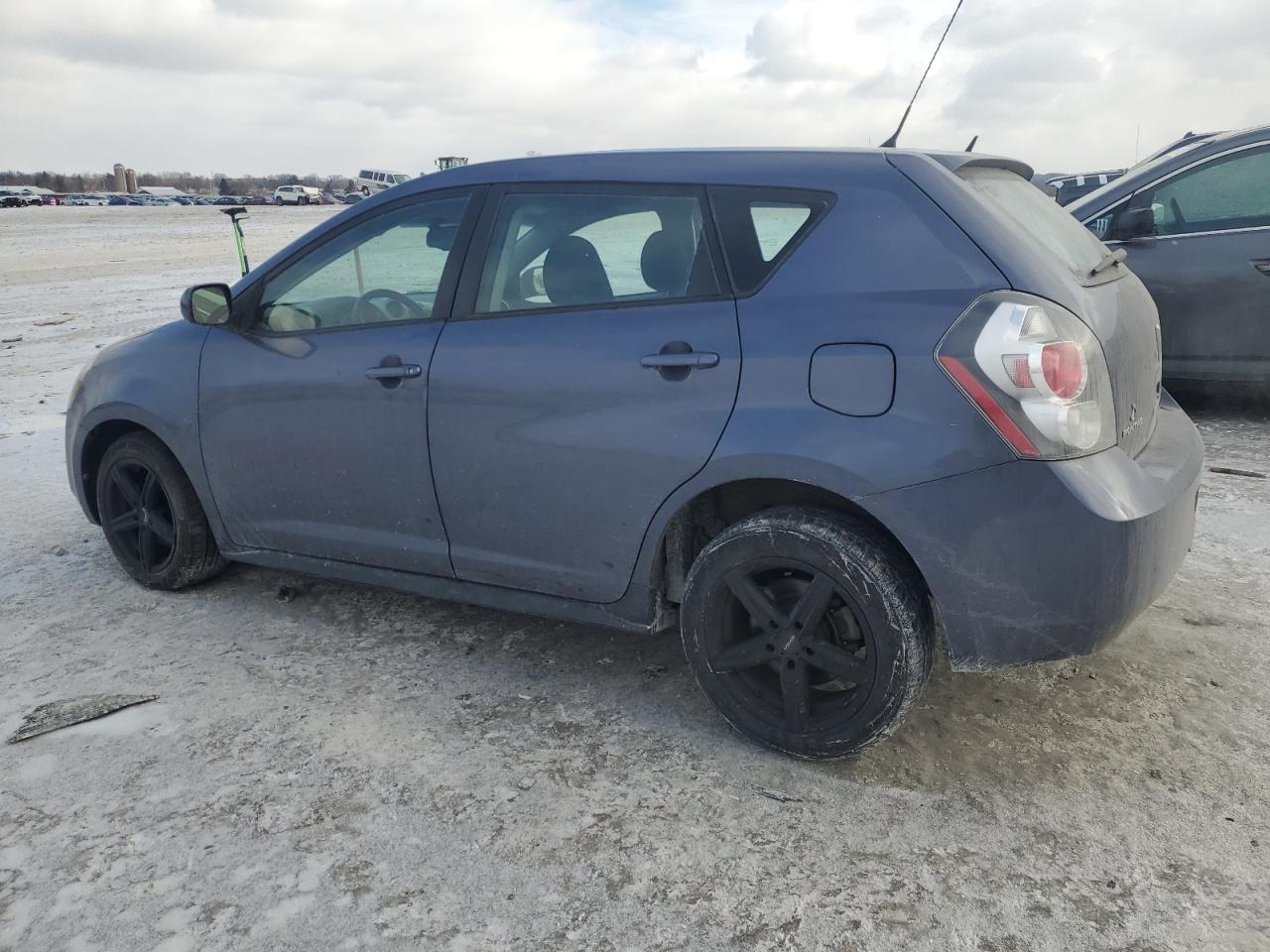 2010 Pontiac Vibe - Image 2