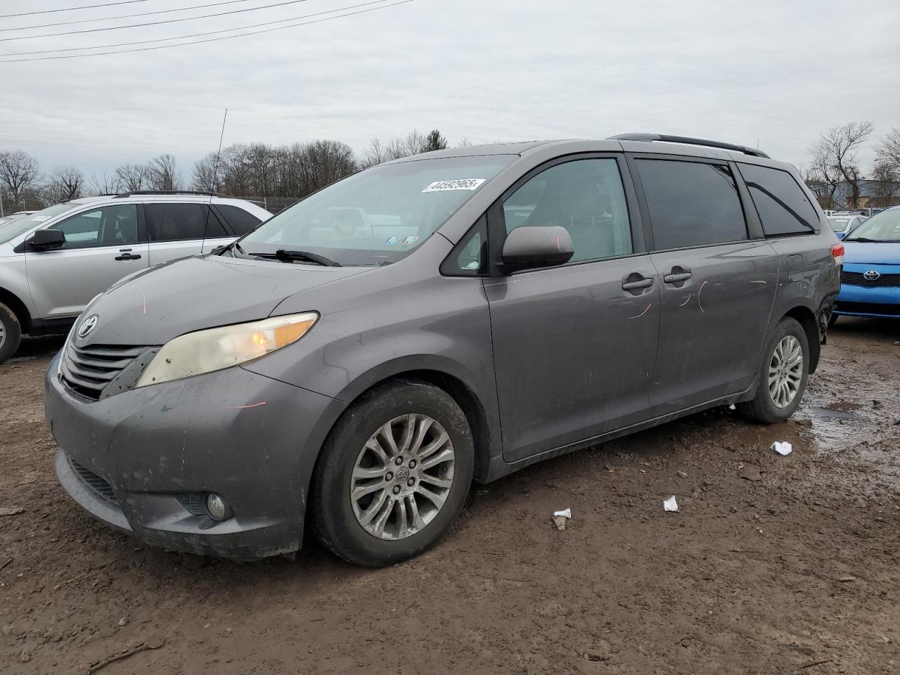 2013 Toyota Sienna - Image 1