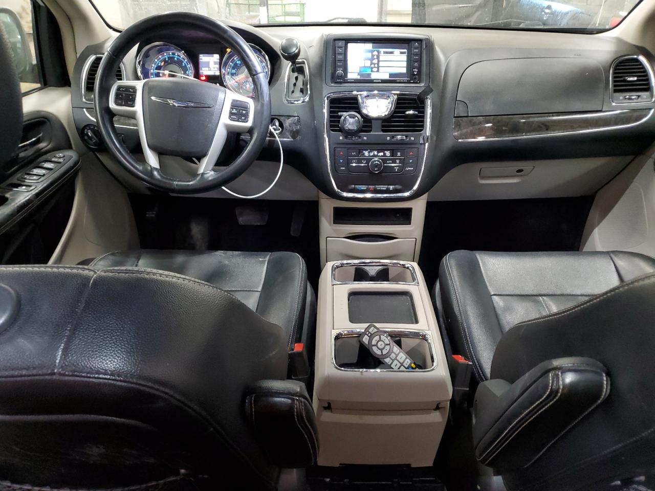2016 Chrysler Town & Country - Image 8
