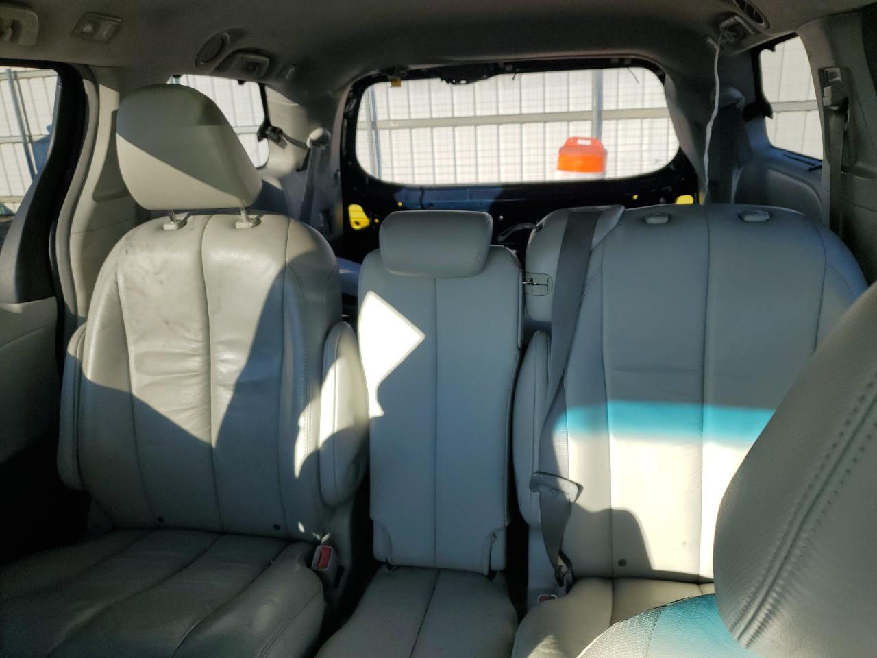 2011 Toyota Sienna - Image 10
