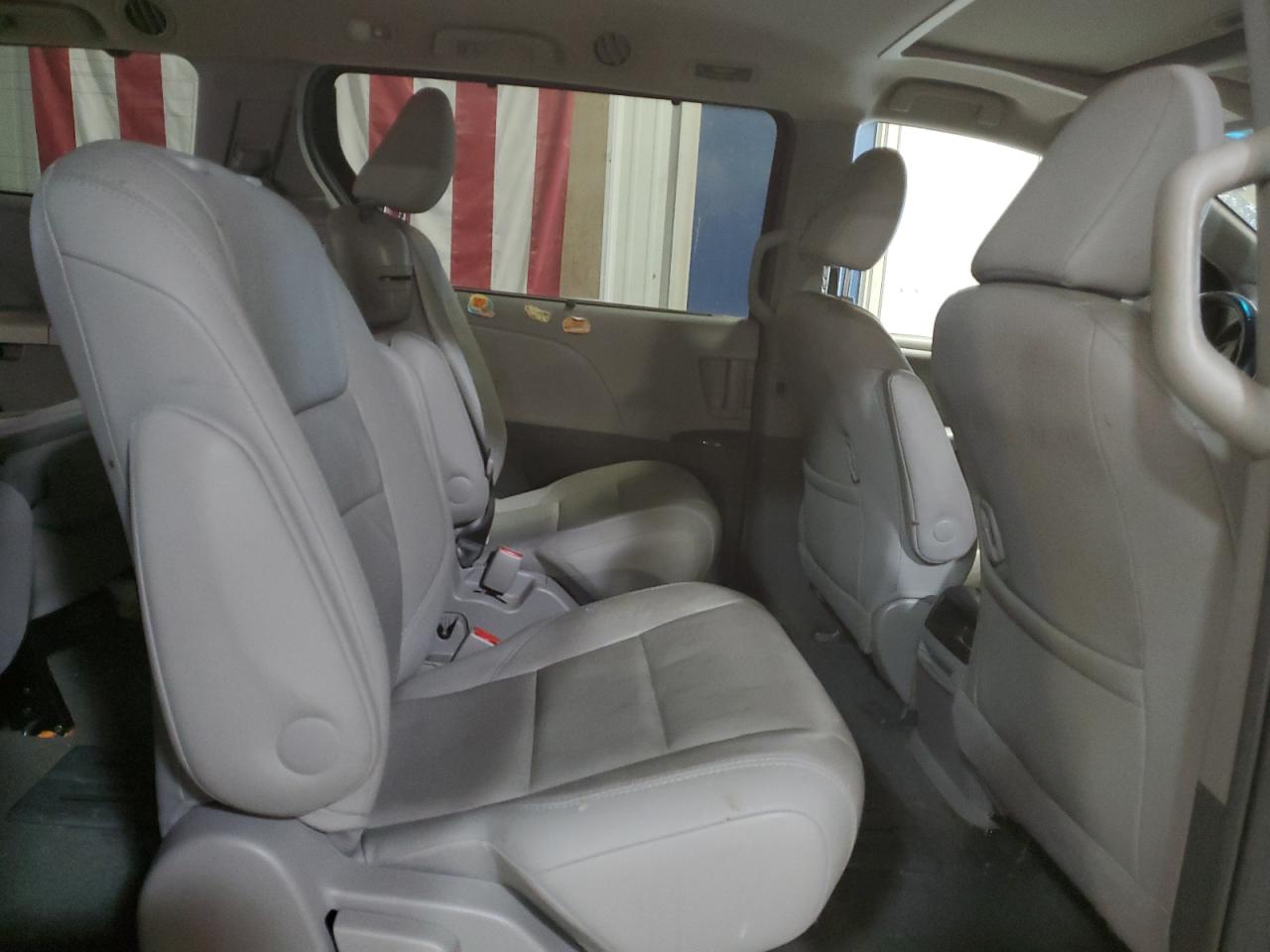 2015 Toyota Sienna - Image 11