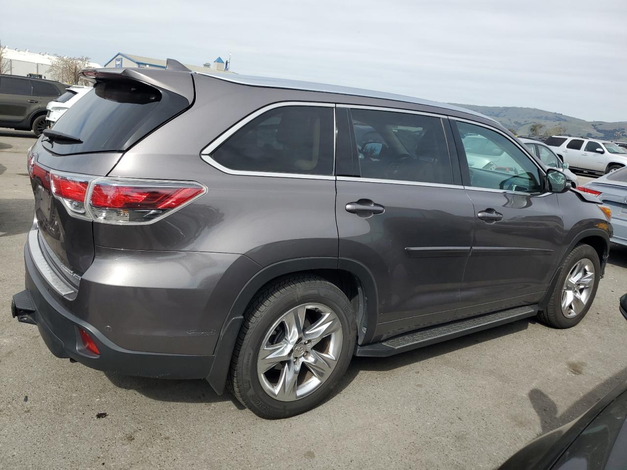 2015 Toyota Highlander - Image 3
