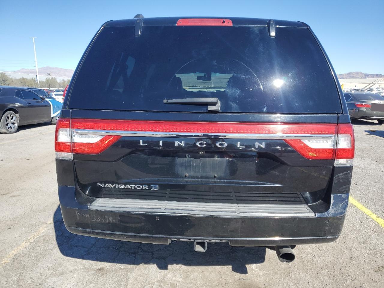2017 Lincoln Navigator - Image 6