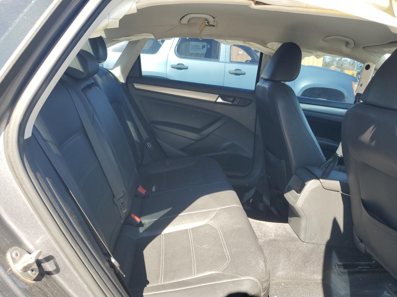 2015 Volkswagen Passat - Image 10