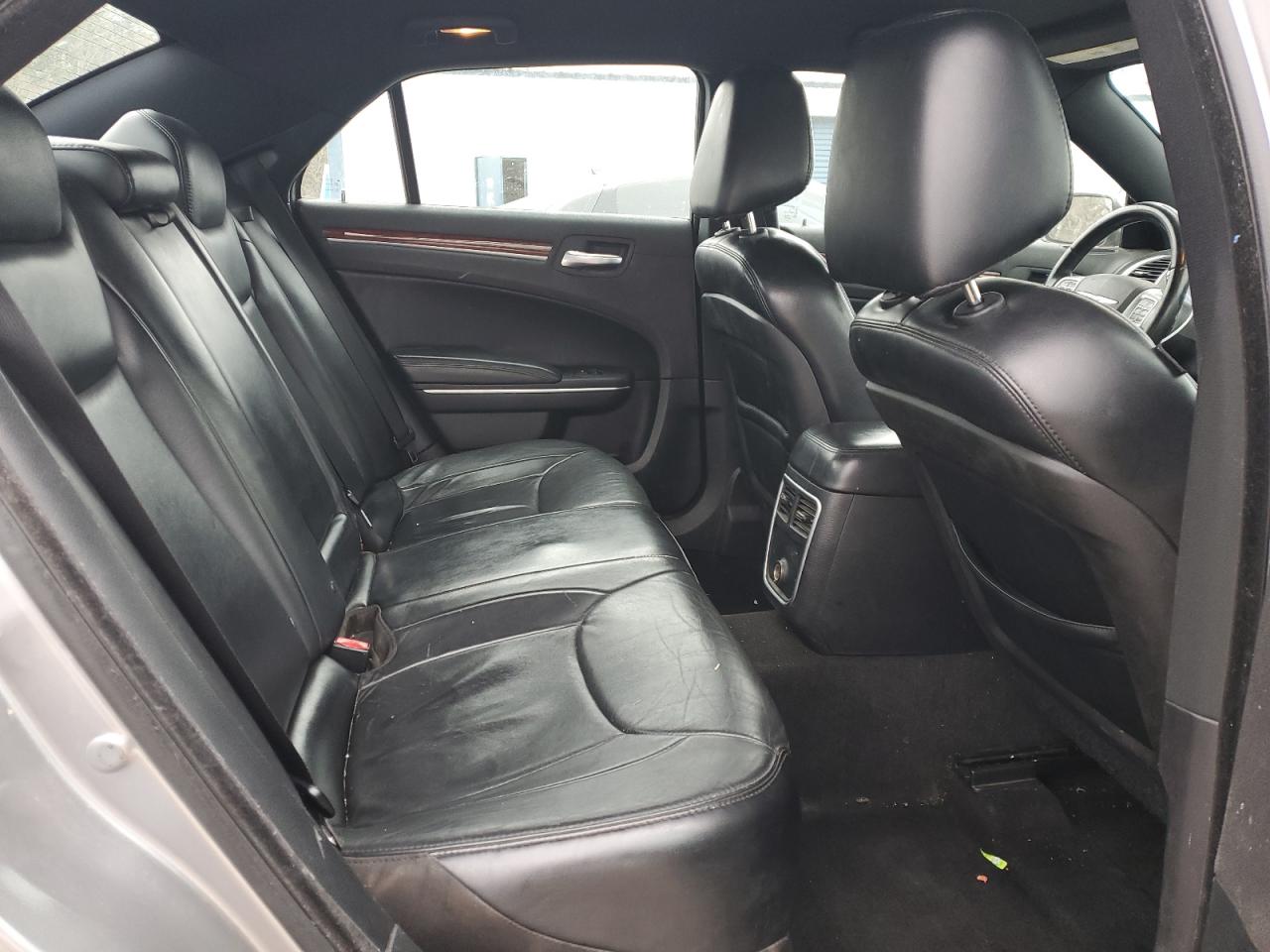 2014 Chrysler 300 - Image 10