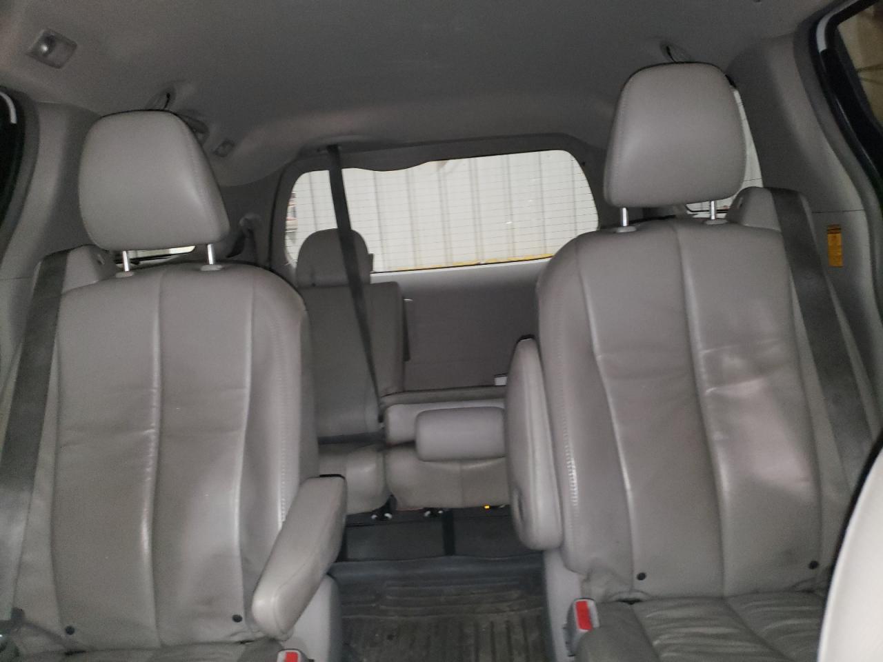 2014 Toyota Sienna - Image 10