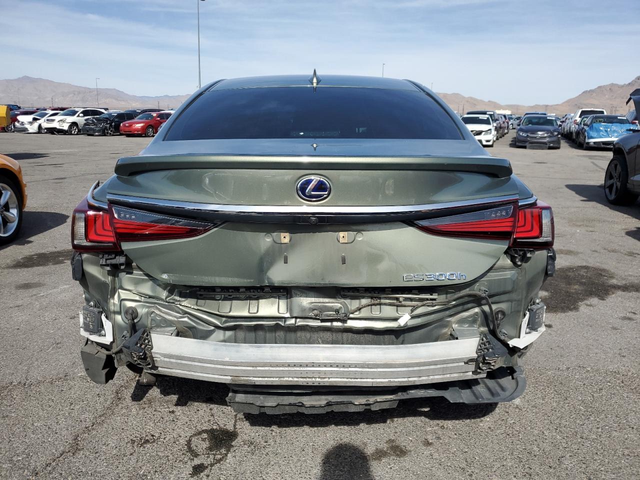 2020 Lexus ES - Image 6