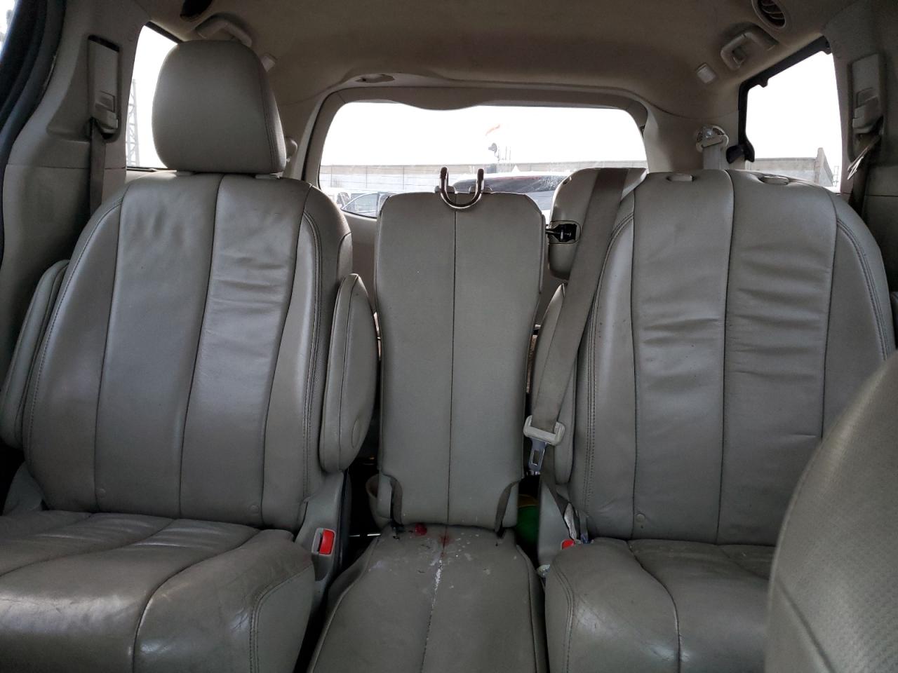 2014 Toyota Sienna - Image 10
