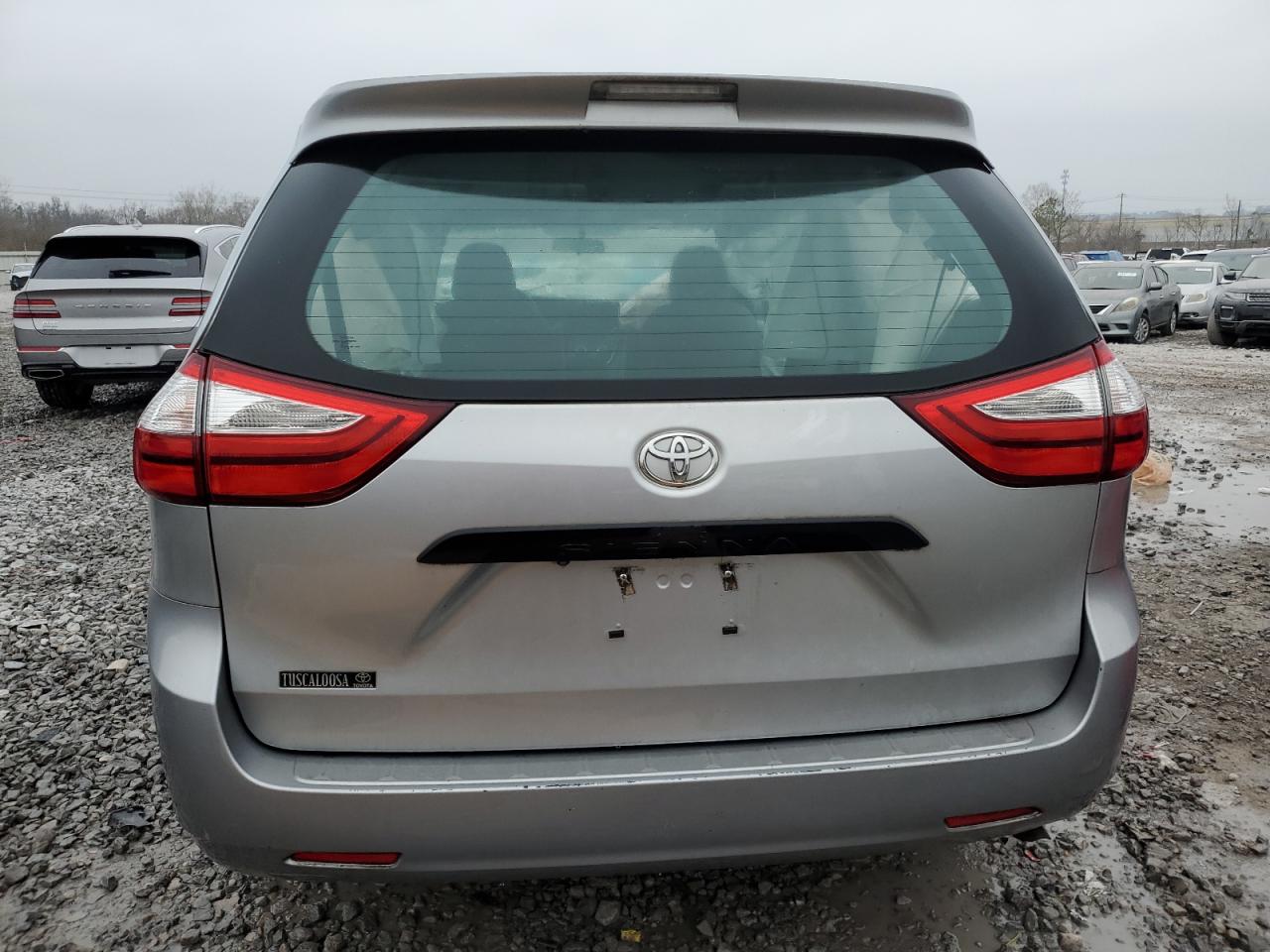2017 Toyota Sienna - Image 6