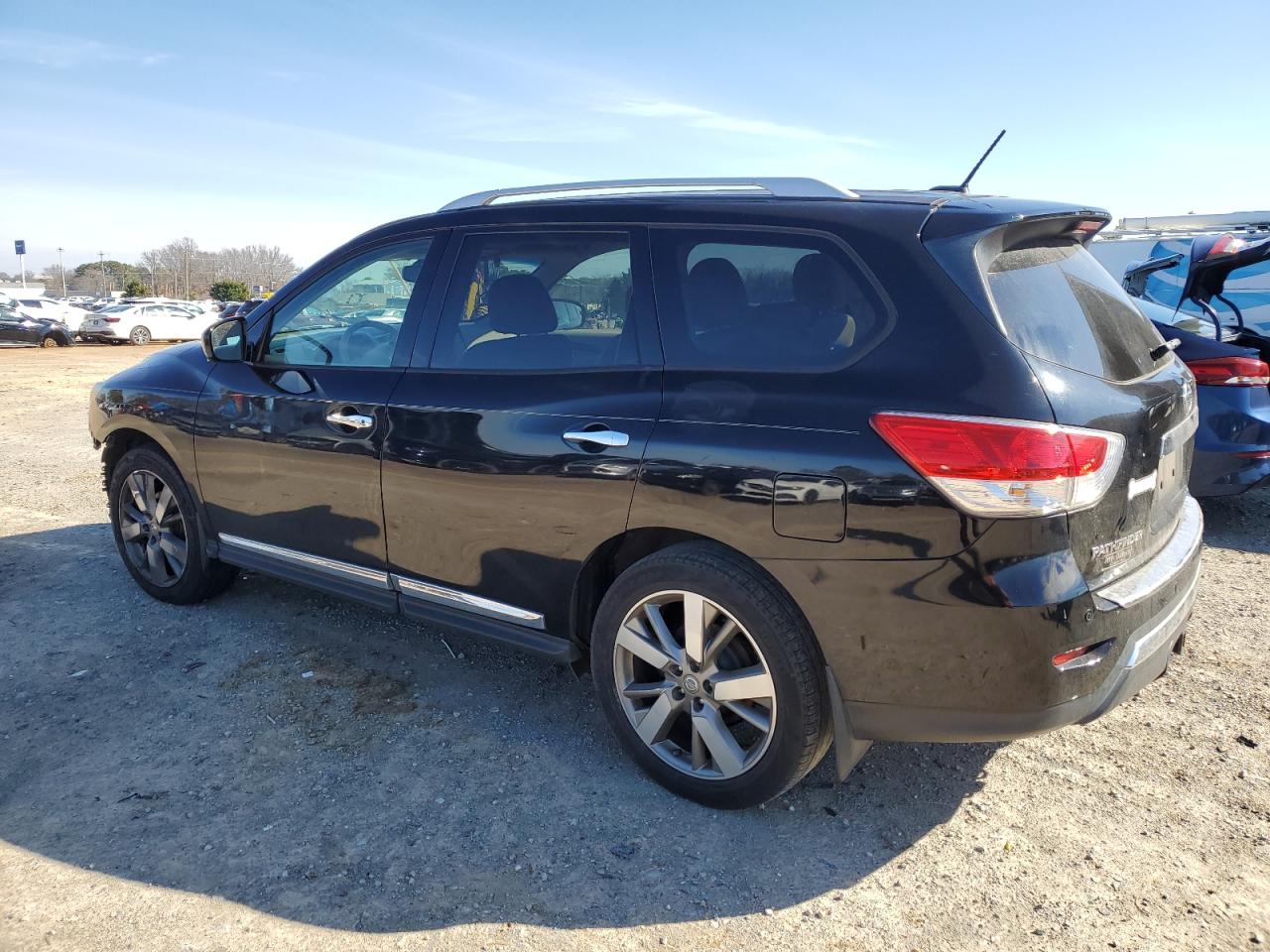 2014 Nissan Pathfinder - Image 2