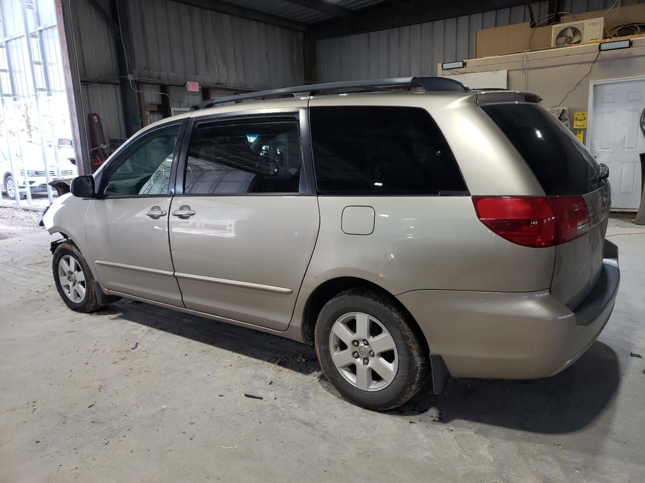 2004 Toyota Sienna - Image 2