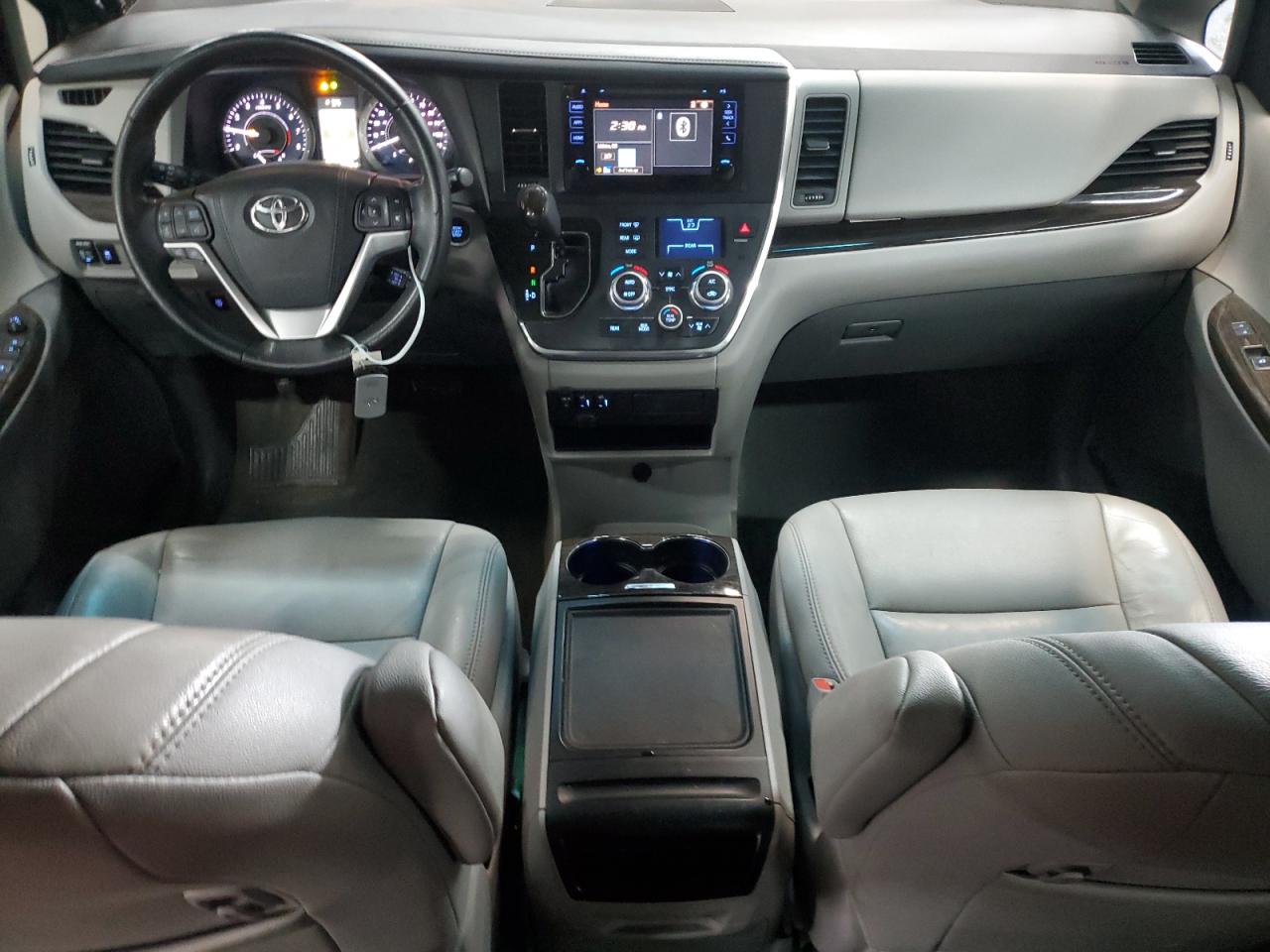 2017 Toyota Sienna - Image 8