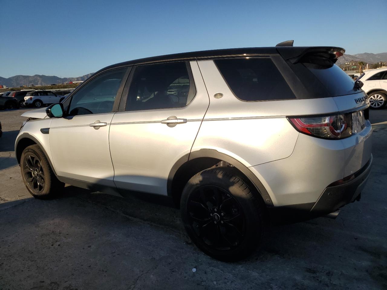 2017 Land Rover Discovery - Image 2