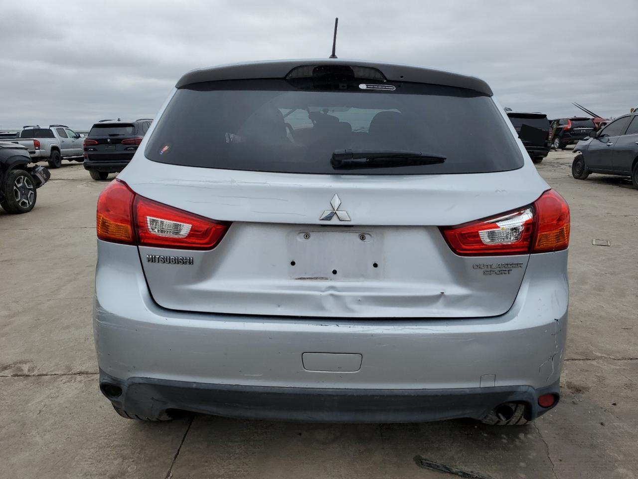 2016 Mitsubishi Outlander - Image 6