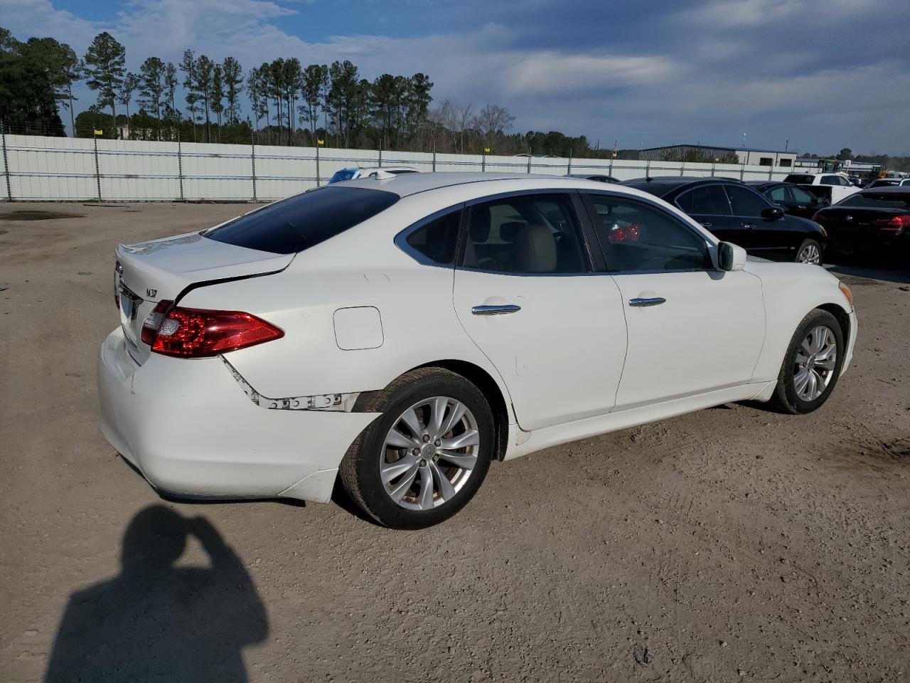 2011 Infiniti M - Image 3