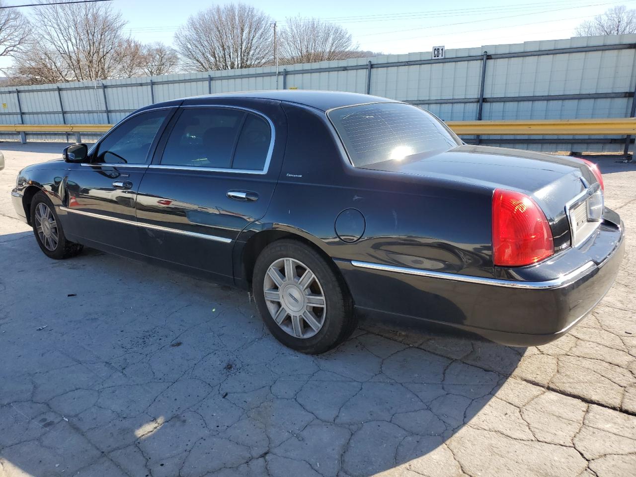 2011 Lincoln Town Car - Image 2