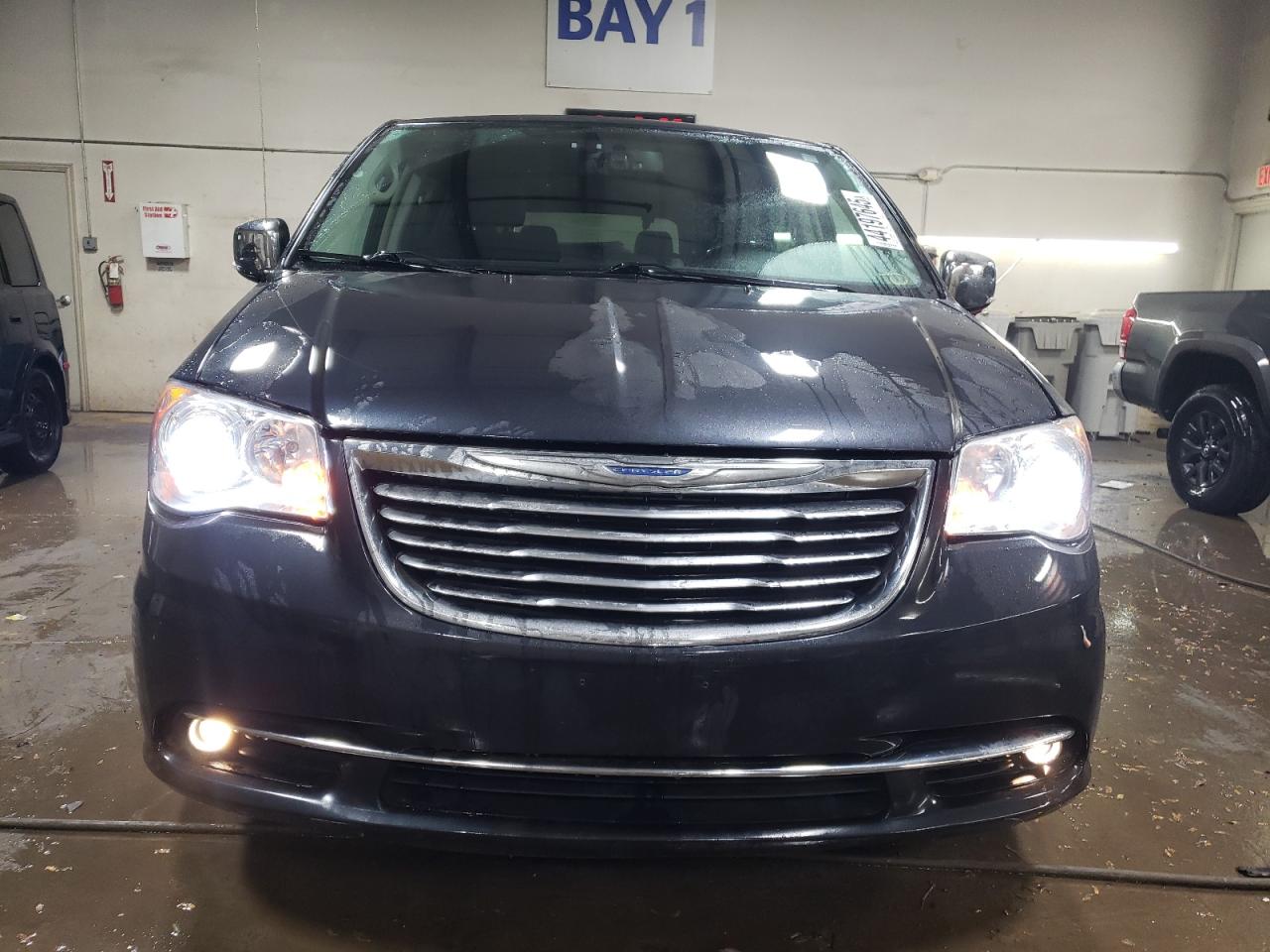 2014 Chrysler Town & Country - Image 5
