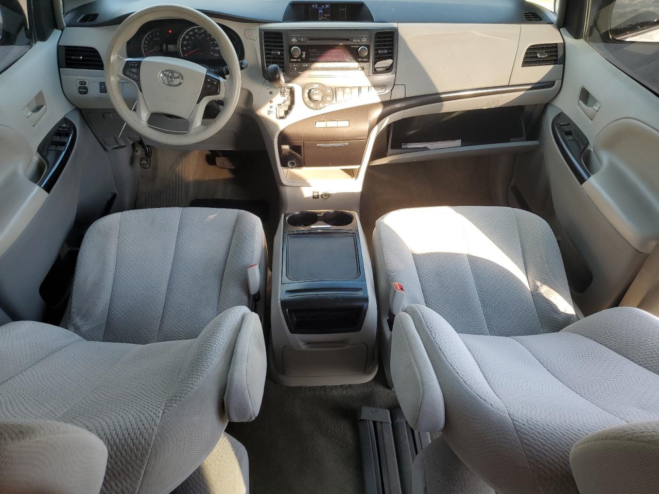 2014 Toyota Sienna - Image 8
