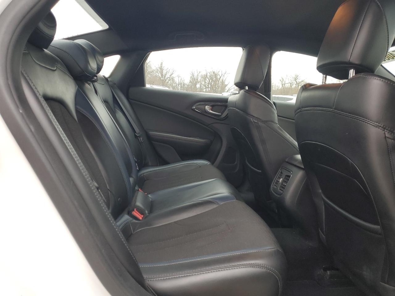 2015 Chrysler 200 - Image 10