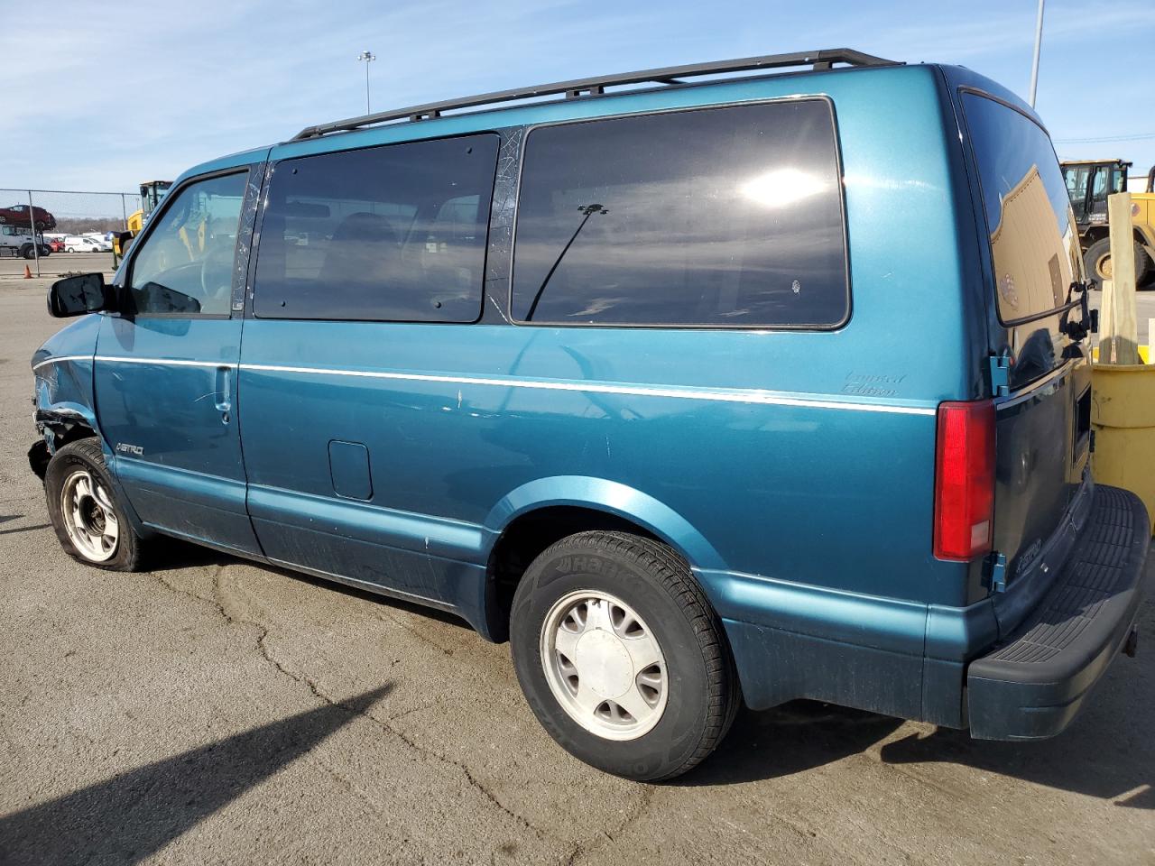 2000 Chevrolet Astro - Image 2