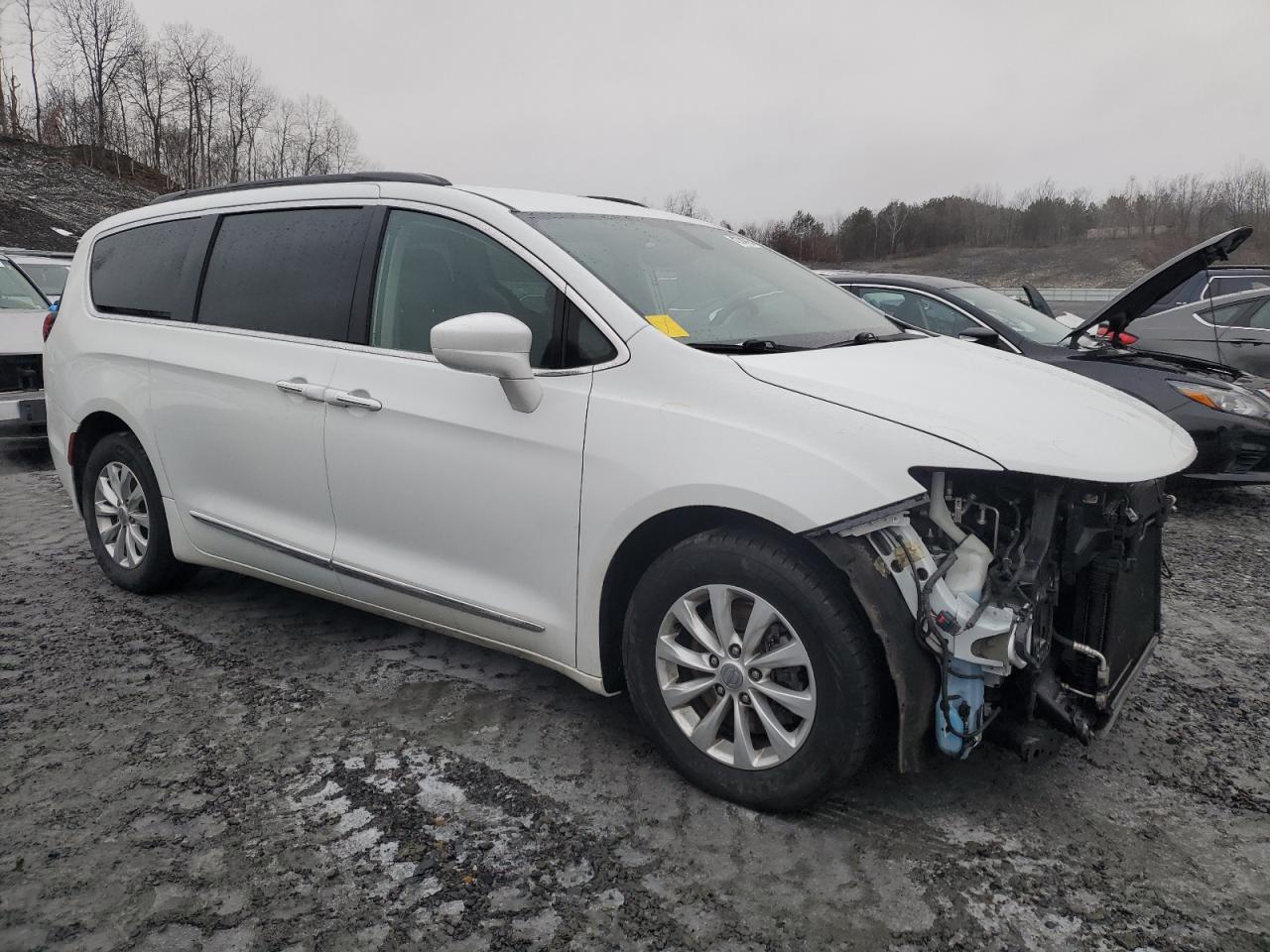 2017 Chrysler Pacifica - Image 4