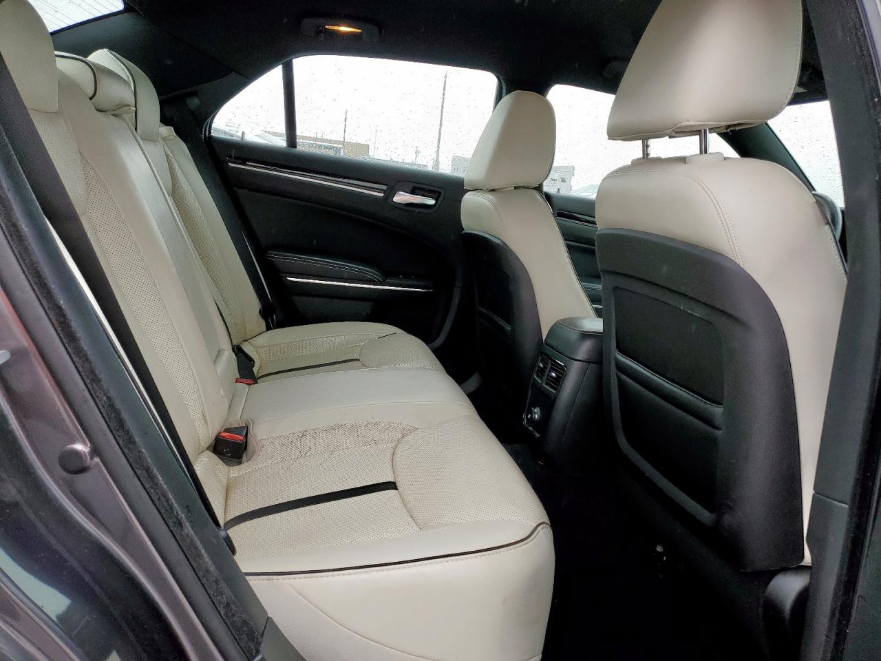 2014 Chrysler 300 - Image 10