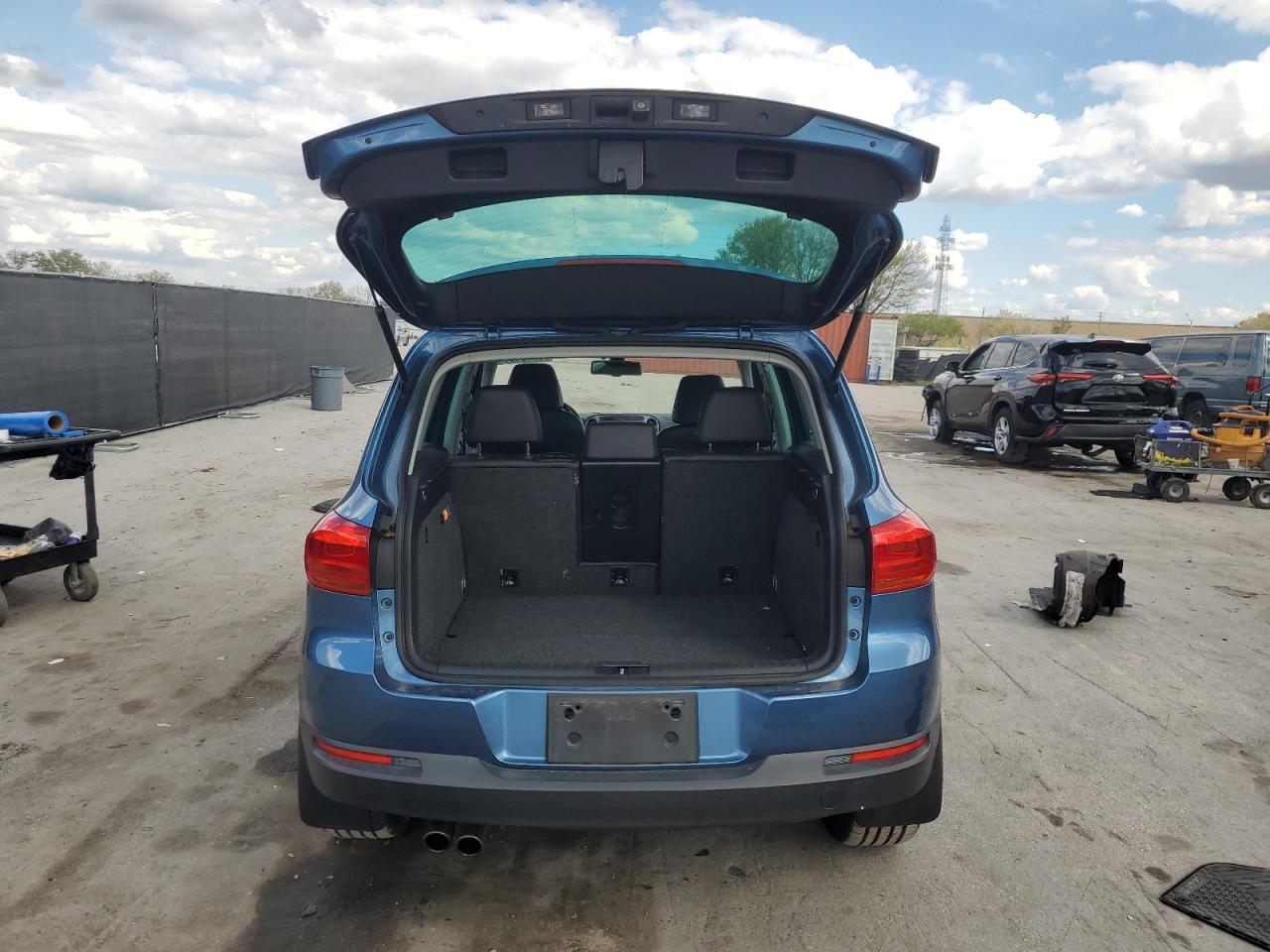 2017 Volkswagen Tiguan - Image 6