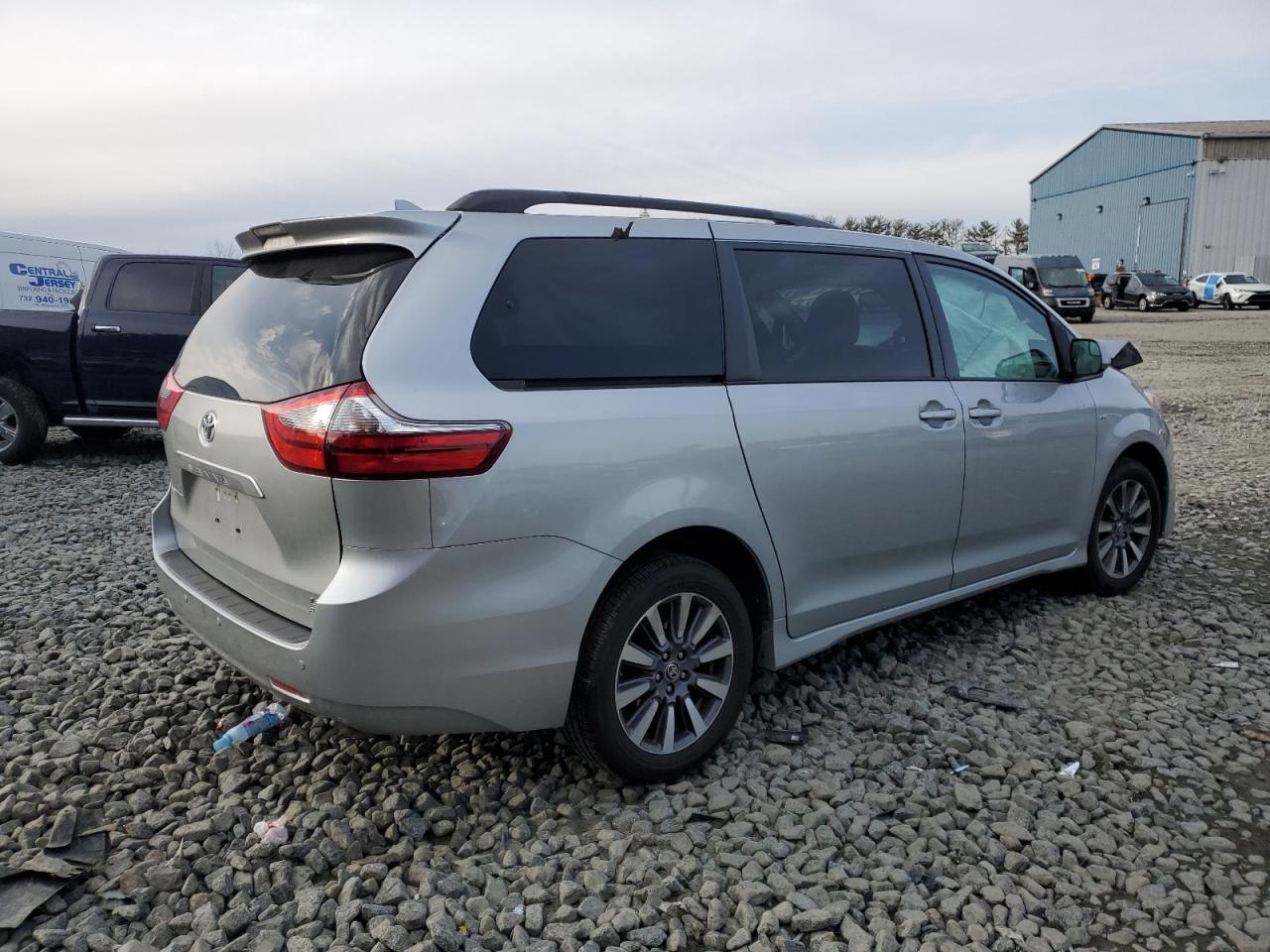 2020 Toyota Sienna - Image 3