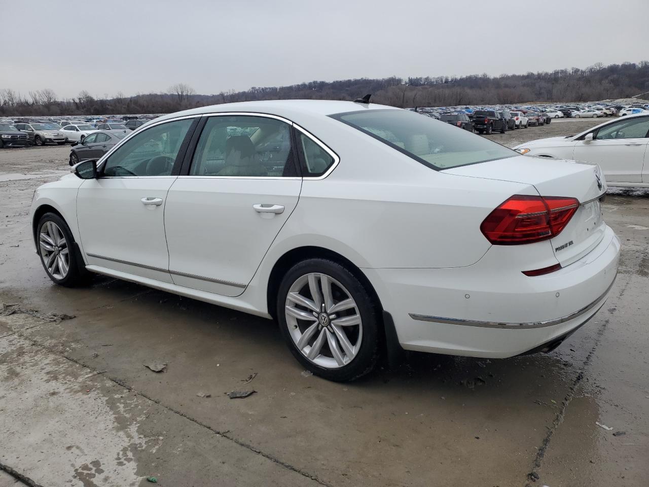2016 Volkswagen Passat - Image 2