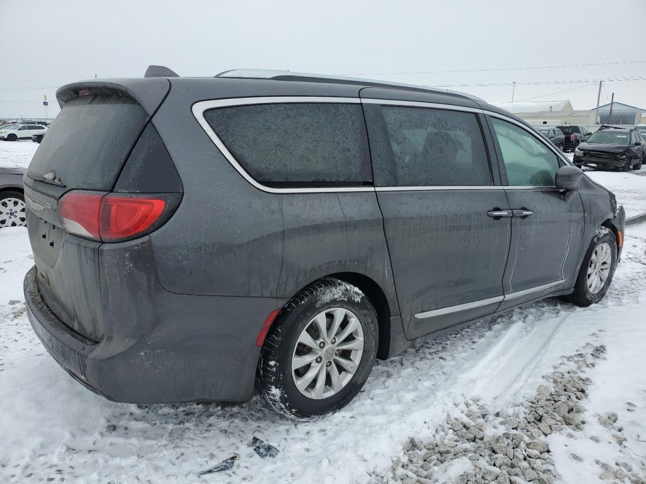 2018 Chrysler Pacifica - Image 3