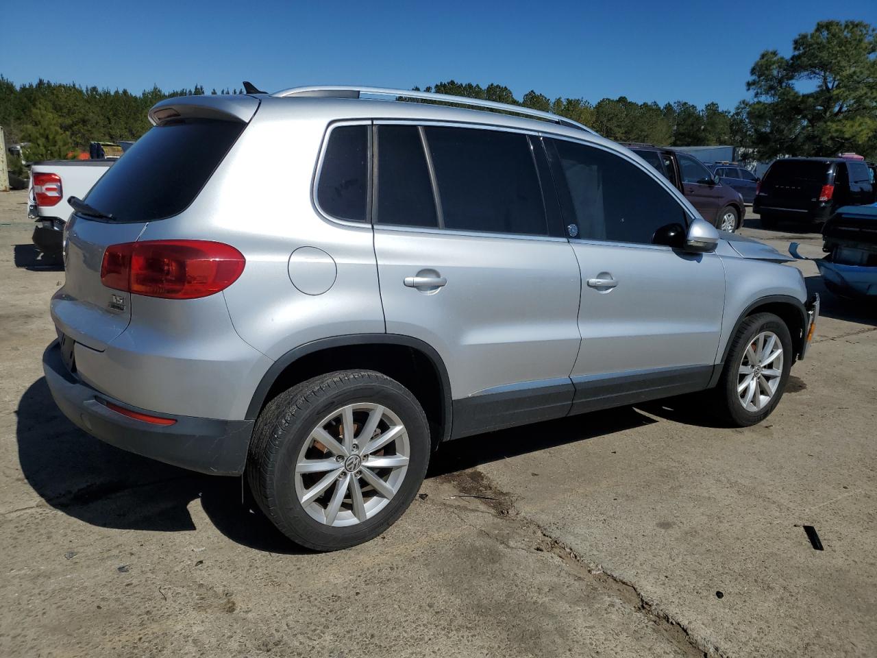 2017 Volkswagen Tiguan - Image 3