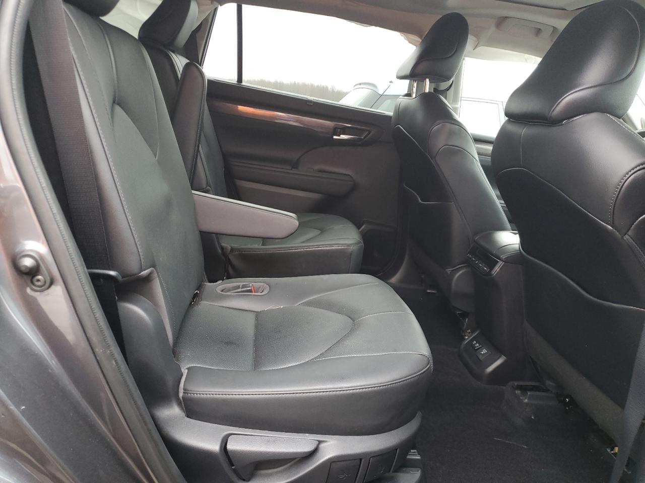 2021 Toyota Highlander - Image 11