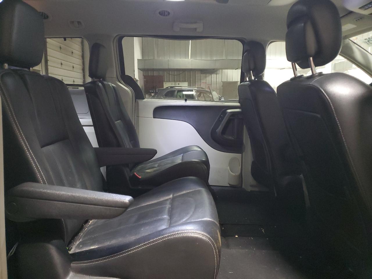 2014 Chrysler Town & Country - Image 11