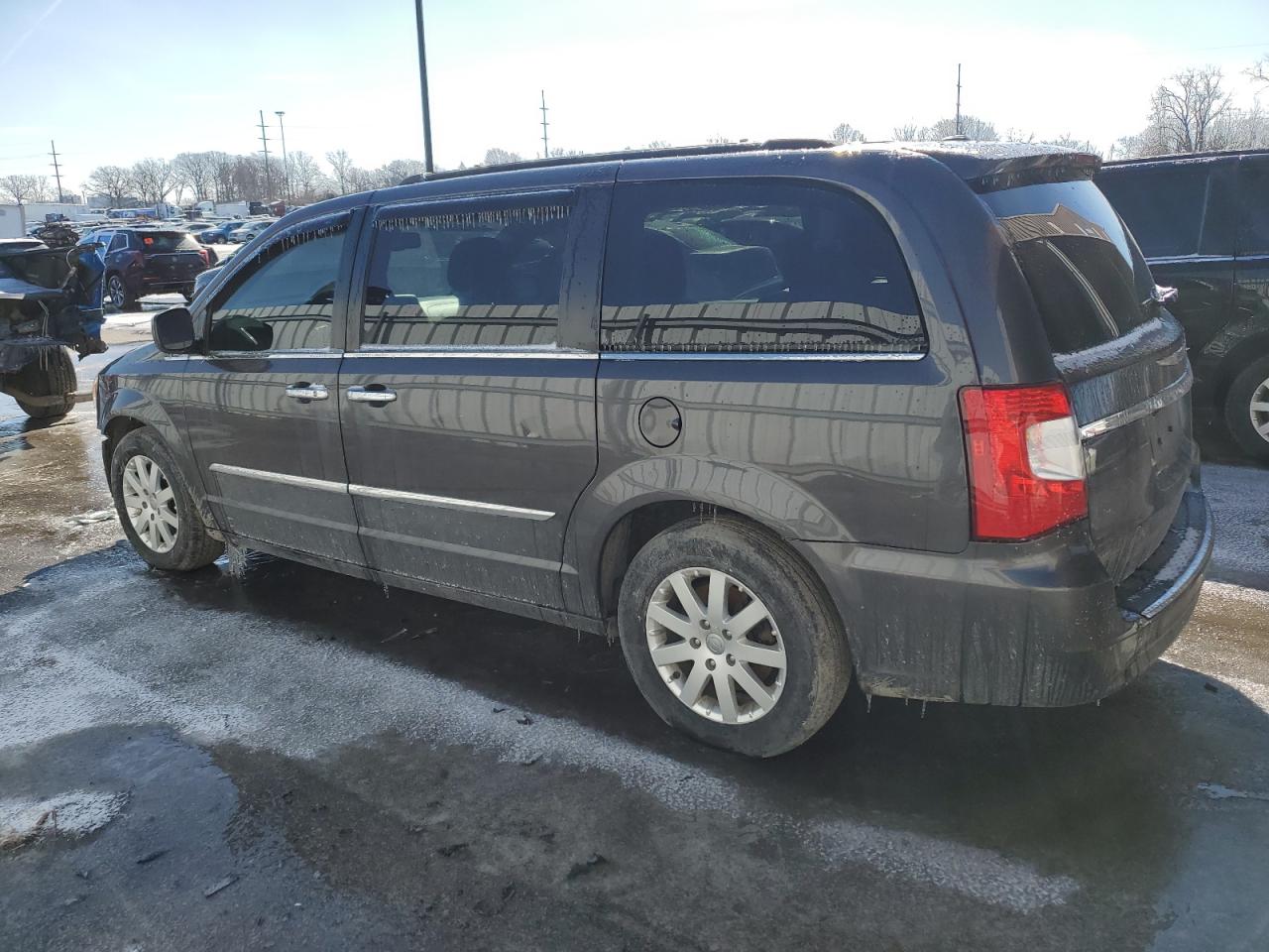 2016 Chrysler Town & Country - Image 2