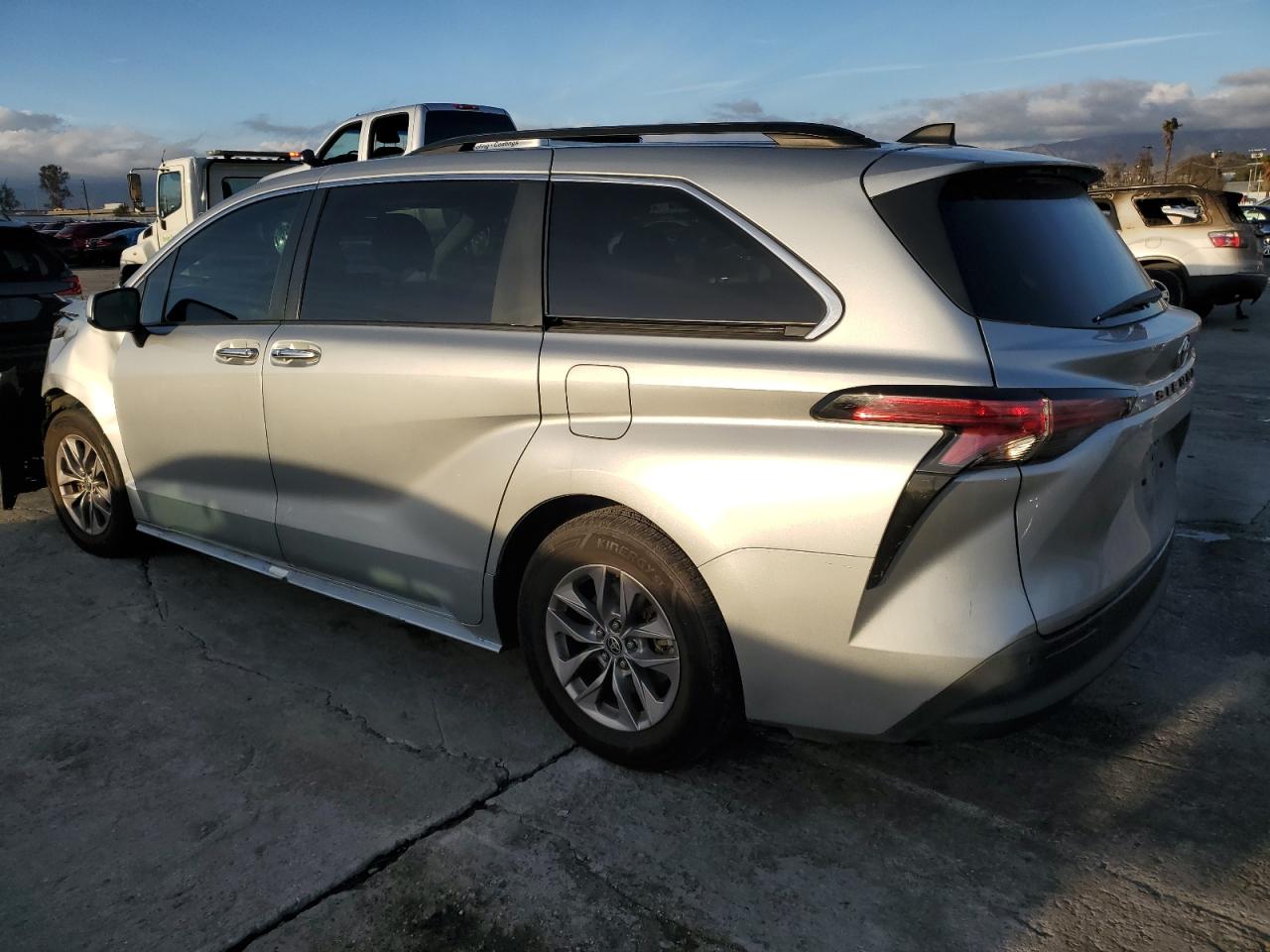 2022 Toyota Sienna - Image 2