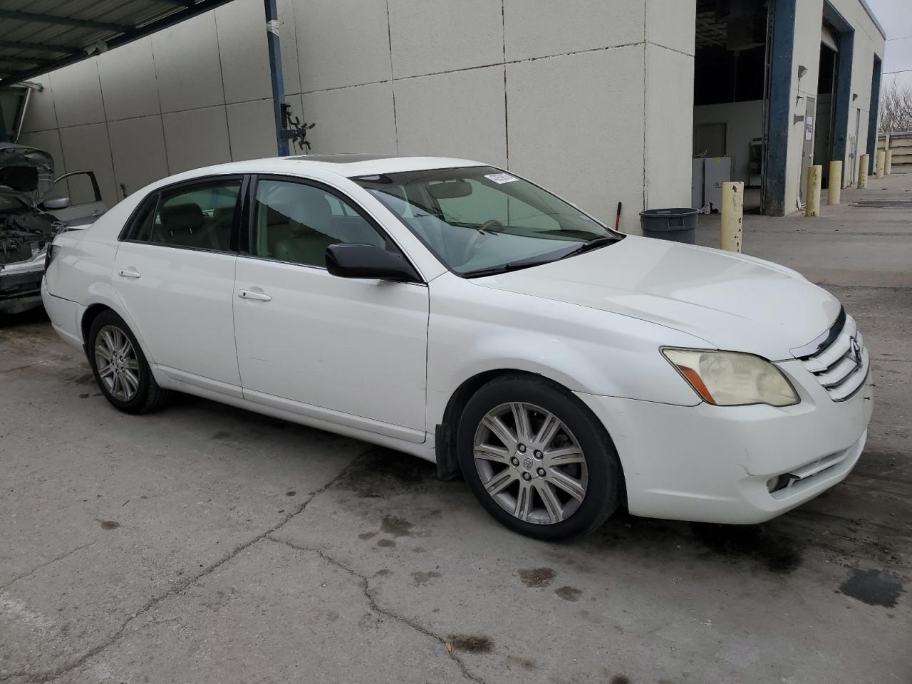 2005 Toyota Avalon - Image 4